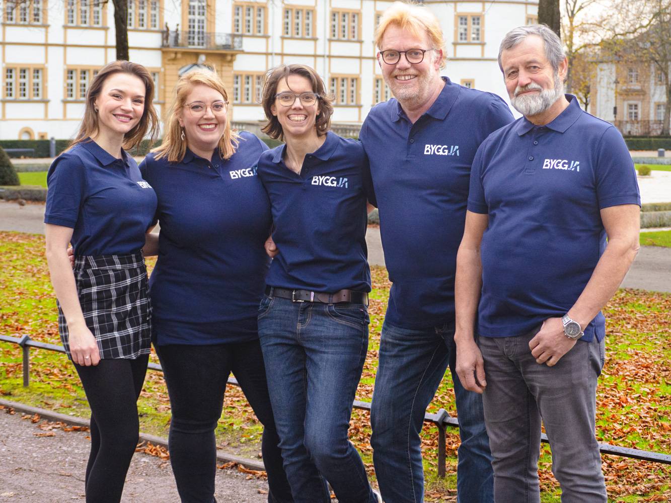 Team der Byggja Consulting vor einem Paderborner Denkmal