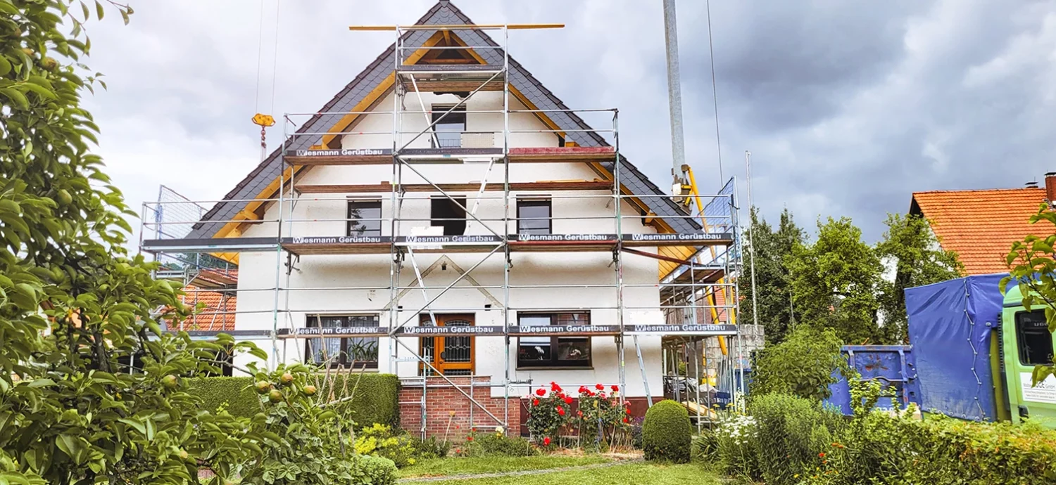Einfamilienhaus während der energetischen Sanierung und Ausbau des Daches mit uns als Bausachverständiger
